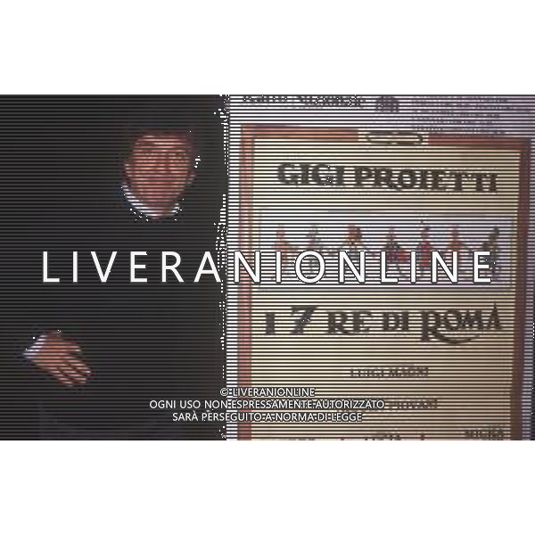 RETROSPETTIVA GIGI PROIETTI ATTORE NELLA FOTO GIGI PROIETTI CONFERENZA STAMPA “I SETTE RE DI ROMA“ NELL\'ANNO 1989 AL TEATRO NUOVO DI MILANO AG ALDO LIVERANI SAS   