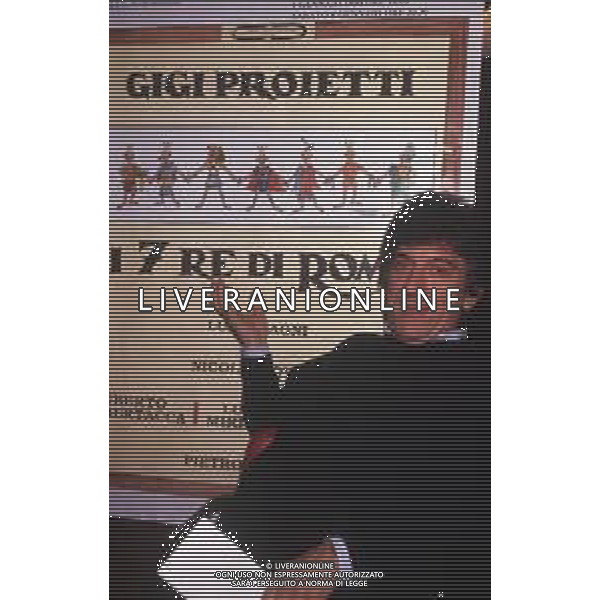 RETROSPETTIVA GIGI PROIETTI ATTORE NELLA FOTO GIGI PROIETTI CONFERENZA STAMPA “I SETTE RE DI ROMA“ NELL\'ANNO 1989 AL TEATRO NUOVO DI MILANO AG ALDO LIVERANI SAS  
