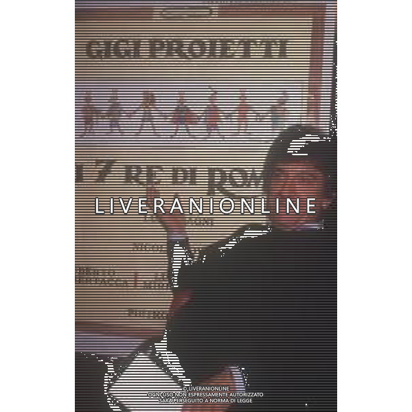 RETROSPETTIVA GIGI PROIETTI ATTORE NELLA FOTO GIGI PROIETTI CONFERENZA STAMPA “I SETTE RE DI ROMA“ NELL\'ANNO 1989 AL TEATRO NUOVO DI MILANO AG ALDO LIVERANI SAS   