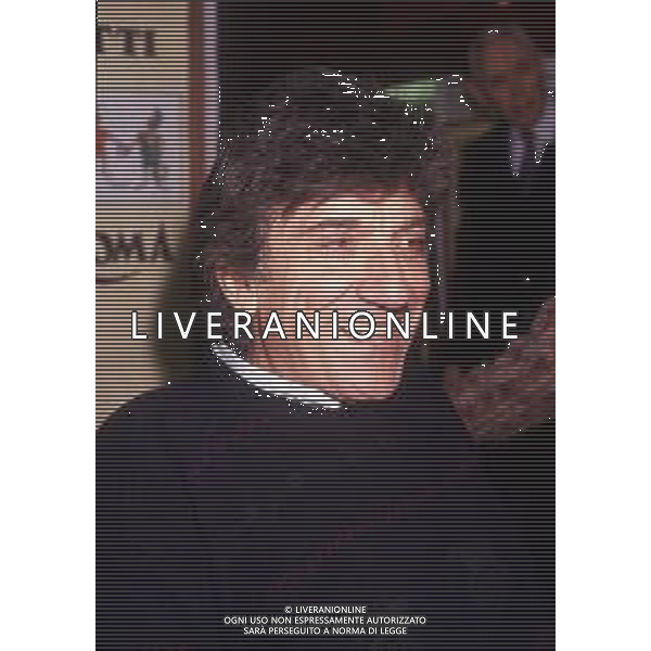 RETROSPETTIVA GIGI PROIETTI ATTORE NELLA FOTO GIGI PROIETTI CONFERENZA STAMPA “I SETTE RE DI ROMA“ NELL\'ANNO 1989 AL TEATRO NUOVO DI MILANO AG ALDO LIVERANI SAS  