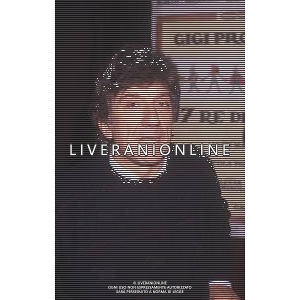 RETROSPETTIVA GIGI PROIETTI ATTORE NELLA FOTO GIGI PROIETTI CONFERENZA STAMPA “I SETTE RE DI ROMA“ NELL\'ANNO 1989 AL TEATRO NUOVO DI MILANO AG ALDO LIVERANI SAS  