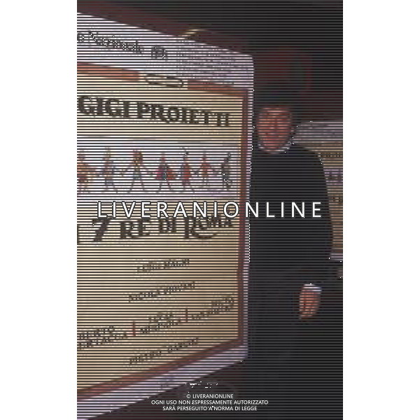 RETROSPETTIVA GIGI PROIETTI ATTORE NELLA FOTO GIGI PROIETTI CONFERENZA STAMPA “I SETTE RE DI ROMA“ NELL\'ANNO 1989 AL TEATRO NUOVO DI MILANO AG ALDO LIVERANI SAS  