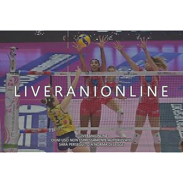 TVRG Kelsey Robinson-Cook (Imoco Volley Conegliano) contro il muro di Jordan Thompson (Vero Volley Milano) e Jovana Stevanovic (Vero Volley Milano) Vero Volley Milano vs Prosecco Doc Imoco Conegliano Monza 09-05-2023 Arena di Monza Campionato Serie A1 - gara 2 Finale Scudetto foto Roberto Garavaglia/ag. Aldo Liverani sas / AGENZIA ALDO LIVERANI SAS