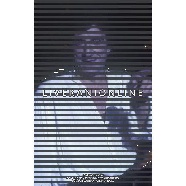 RETROSPETTIVA GIGI PROIETTI ATTORE NELLA FOTO GIGI PROIETTI NELLA COMMEDIA TEATRALE“I SETTE RE DI ROMA“A MILANO NELL\'ANNO 1989 AG ALDO LIVERANI SAS  