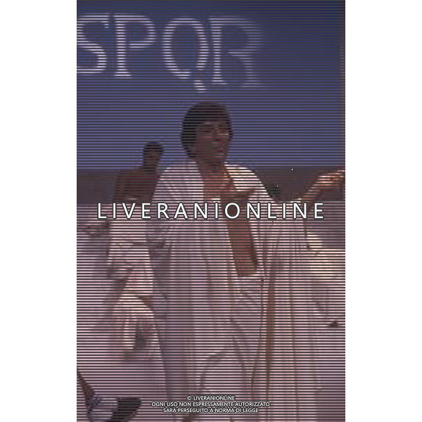 RETROSPETTIVA GIGI PROIETTI ATTORE NELLA FOTO GIGI PROIETTI NELLA COMMEDIA TEATRALE“I SETTE RE DI ROMA“A MILANO NELL\'ANNO 1989 AG ALDO LIVERANI SAS  