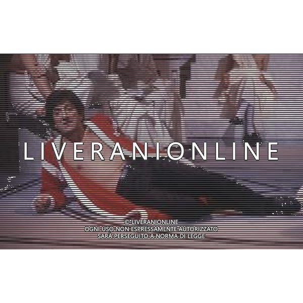 RETROSPETTIVA GIGI PROIETTI ATTORE NELLA FOTO GIGI PROIETTI NELLA COMMEDIA TEATRALE“I SETTE RE DI ROMA“A MILANO NELL\'ANNO 1989 AG ALDO LIVERANI SAS  