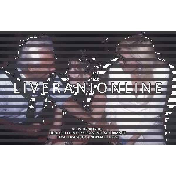 RETROSPETTIVA GIORGIO ARMANI STILISTA NELLA FOTO GIORGIO ARMANI CON ALBA PARIETTI E MARA VENIER AG ALDO LIVERANI SAS 