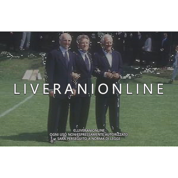 RETROSPETTIVA GIORGIO ARMANI STILISTA NELLA FOTO GIORGIO ARMANI CON ARRIGO SACCHI E VINCENZO MATARRESE NELL\'ANNO 1994 A MILANELLO AG ALDO LIVERANI SAS  