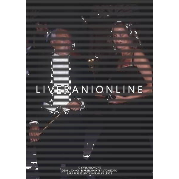 RETROSPETTIVA GIORGIO ARMANI STILISTA NELLA FOTO GIORGIO ARMANI CON LAUREN HUTTON AG ALDO LIVERANI SAS 