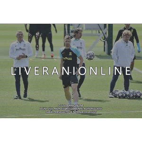 TVRG Allenamento Inter nella foto Edin Dzeko (Inter) e dietro Simone Inzaghi allenatore Inter Appiano Gentile (CO) 15-05-2023 Centro sportivo Suning in memoria di Angelo Moratti Allenamento dell\'Inter in preparazione della gara contro il Milan valevole per la gara di ritorno delle semifinali della UEFA Champions League foto Roberto Garavaglia/ag. Aldo Liverani sas/ AGENZIA ALDO LIVERANI SAS