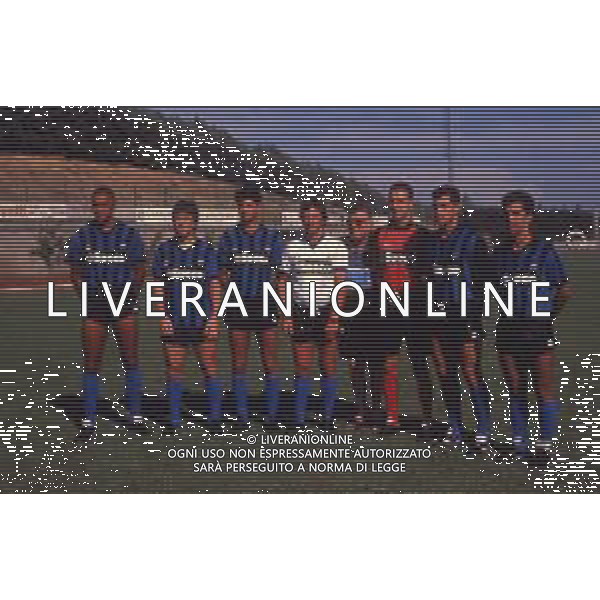 RETROSPETTIVA GIUSEPPE MATERAZZI ALLENATORE CALCIO NELLA FOTO GIUSEPPE MATERAZZI ALLENATORE DEL PISA CALCIO NELL\'ANNO 1987-1988 CON IL PRESIDENTE ROMEO ANCONETANI E I NUOVI ACQUISTI AG ALDO LIVERANI SAS