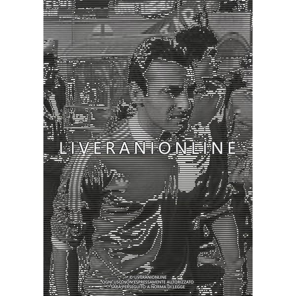 NEG-RETROSPETTIVA LUIGI CAPUZZO CALCIATORE NELLA FOTO LUIGI CAPUZZO CON LA MAGLIA DEL VERONA CALCIO 1979-1980 AG ALDO LIVERANI SAS