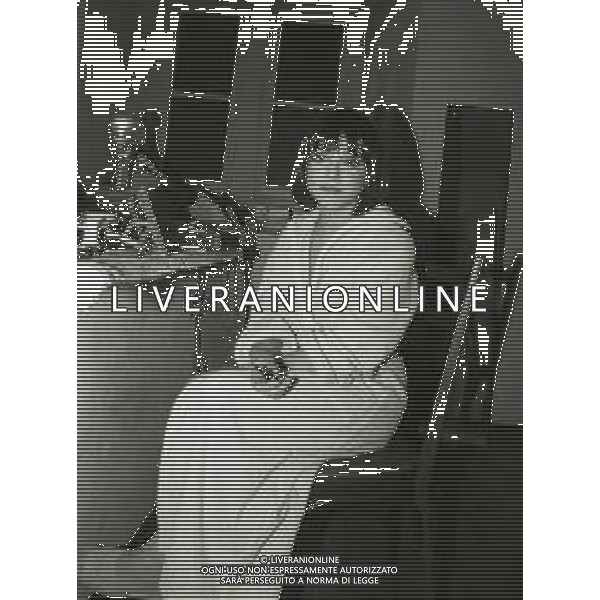 RETROSPETTIVA CHIARA SALERNO ATTRICE NELLA FOTO CHIARA SALERNO NEI CAMERINI NELL\'ANNO 1984 A MILANO AG ALDO LIVERANI SAS