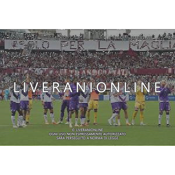 TVMV-Torino 21.05.2023 Stadio Grande Torino ©Manuela Viganti/Agenzia Aldo Liverani Torino vs Fiorentina Campionato Calcio Serie A TIM 2022/2023 36a giornata Nella foto: esultanza dei giocatori della fiorentina che ringraziano i tifosi a fine gara ©Viganti / AGENZIA ALDO LIVERANI SAS