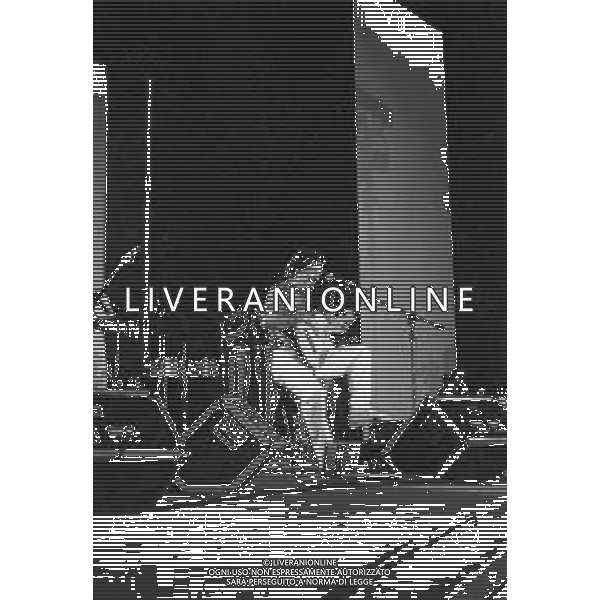 NG - RETROSPETTIVA TOQUINHO (pseudonimo di Antonio Pecci Filho) CANTANTE BRASILIANO NELLA FOTO MENTRE SI ESIBISCE A TEATRO NELL\'ANNO 1985 AG ALDO LIVERANI SAS