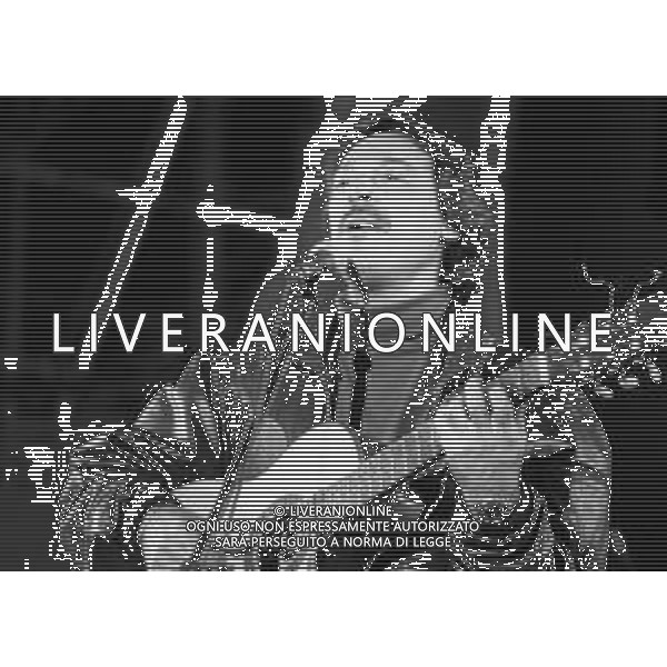 NG - RETROSPETTIVA TOQUINHO (pseudonimo di Antonio Pecci Filho) CANTANTE BRASILIANO NELLA FOTO IN CONCERTO A MILANO IN PIAZZA DUOMO NELL\'ANNO 1992 AG ALDO LIVERANI SAS