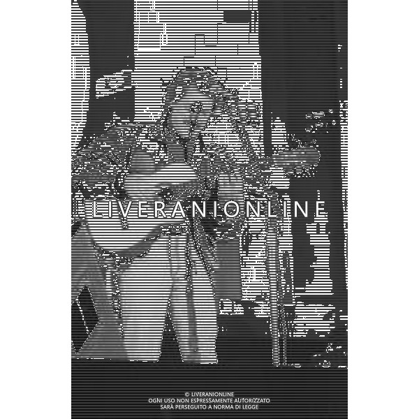 NG - RETROSPETTIVA TOQUINHO (pseudonimo di Antonio Pecci Filho) CANTANTE BRASILIANO NELLA FOTO IN CONCERTO A MILANO IN PIAZZA DUOMO NELL\'ANNO 1992 AG ALDO LIVERANI SAS