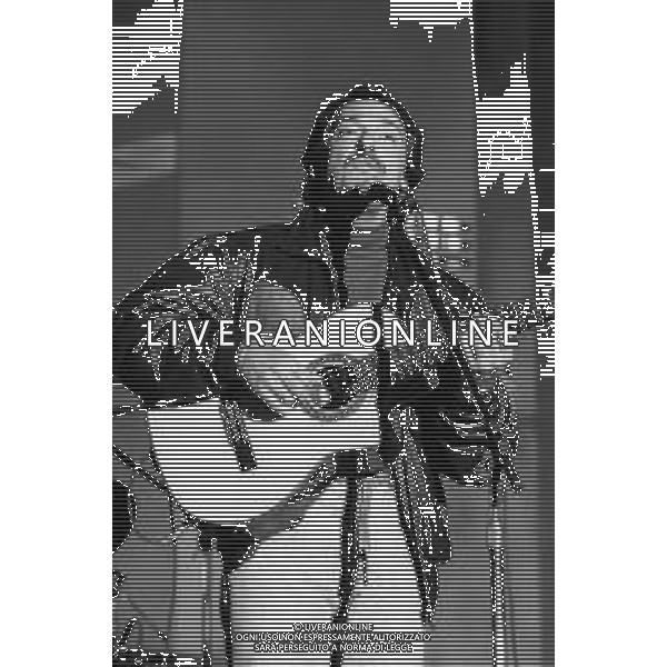 NG - RETROSPETTIVA TOQUINHO (pseudonimo di Antonio Pecci Filho) CANTANTE BRASILIANO NELLA FOTO IN CONCERTO A MILANO IN PIAZZA DUOMO NELL\'ANNO 1992 AG ALDO LIVERANI SAS