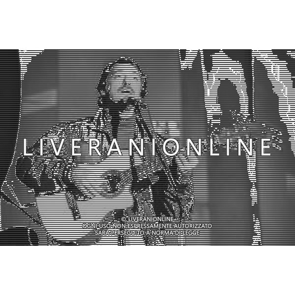 NG - RETROSPETTIVA TOQUINHO (pseudonimo di Antonio Pecci Filho) CANTANTE BRASILIANO NELLA FOTO IN CONCERTO A MILANO IN PIAZZA DUOMO NELL\'ANNO 1992 AG ALDO LIVERANI SAS