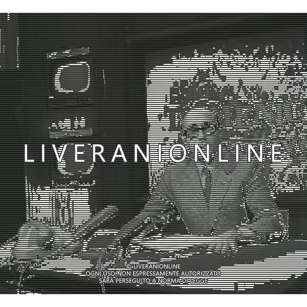 NEG-RETROSPETTIVA LELLO BERSANI GIORNALISTA NELLA FOTO LELLO BERSANI NELLA SEDE DELLA RAI DI VIA TEULADA NELL \'ANNO 1969 A ROMA AG ALDO LIVERANI SAS 