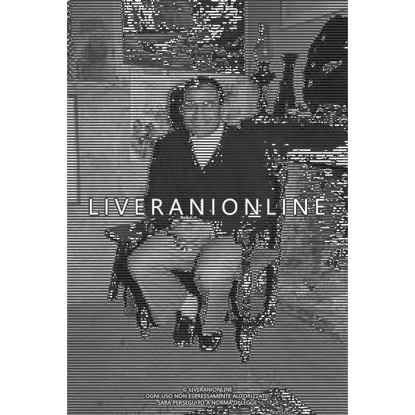 NEG-1972 SALSOMAGGIORE L\'EX PUGILE GIANCARLO GARBELLI NELLA SUA TENUTA DI CAMPAGNA TRA AGRICOLTURA E DOVE DIPINGE QUADRI AG ALDO LIVERANI SAS