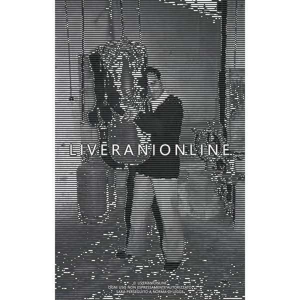 NEG-1972 SALSOMAGGIORE L\'EX PUGILE GIANCARLO GARBELLI NELLA SUA TENUTA DI CAMPAGNA TRA AGRICOLTURA E DOVE DIPINGE QUADRI AG ALDO LIVERANI SAS