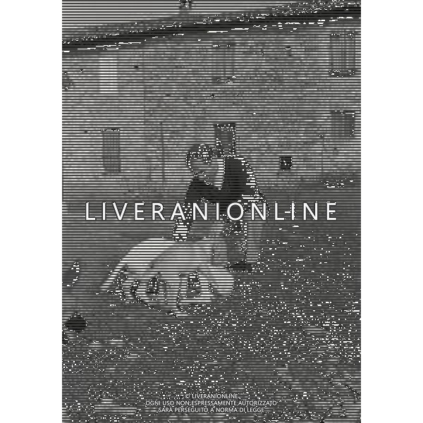 NEG-1972 SALSOMAGGIORE L\'EX PUGILE GIANCARLO GARBELLI NELLA SUA TENUTA DI CAMPAGNA TRA AGRICOLTURA E DOVE DIPINGE QUADRI AG ALDO LIVERANI SAS