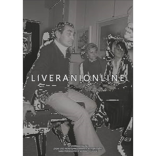 NEG-1972 SALSOMAGGIORE L\'EX PUGILE GIANCARLO GARBELLI NELLA SUA TENUTA DI CAMPAGNA TRA AGRICOLTURA E DOVE DIPINGE QUADRI AG ALDO LIVERANI SAS