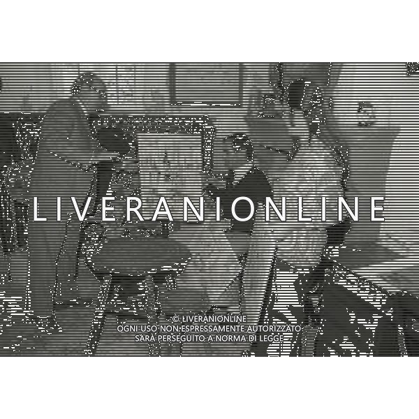 NEG-1972 SALSOMAGGIORE L\'EX PUGILE GIANCARLO GARBELLI NELLA SUA TENUTA DI CAMPAGNA TRA AGRICOLTURA E DOVE DIPINGE QUADRI AG ALDO LIVERANI SAS