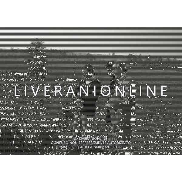 NEG-1972 SALSOMAGGIORE L\'EX PUGILE GIANCARLO GARBELLI NELLA SUA TENUTA DI CAMPAGNA TRA AGRICOLTURA E DOVE DIPINGE QUADRI AG ALDO LIVERANI SAS