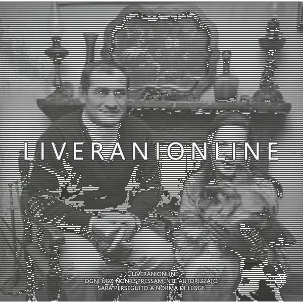 NEG-1972 SALSOMAGGIORE L\'EX PUGILE GIANCARLO GARBELLI NELLA SUA TENUTA DI CAMPAGNA TRA AGRICOLTURA E DOVE DIPINGE QUADRI AG ALDO LIVERANI SAS