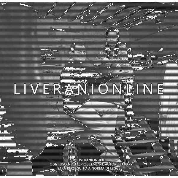 NEG-1972 SALSOMAGGIORE L\'EX PUGILE GIANCARLO GARBELLI NELLA SUA TENUTA DI CAMPAGNA TRA AGRICOLTURA E DOVE DIPINGE QUADRI AG ALDO LIVERANI SAS
