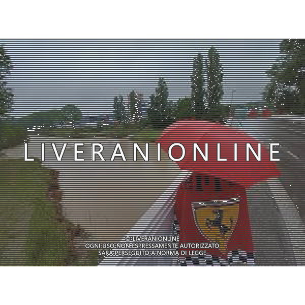 IMOLA 19 05 2023 AUTODROMO ENZO E DINO FERRARI ANNULLATO PER ALLUVIONE IL GP FORMULA 1 QUATAR AIRWAYS GRAN PREMIO DEL MADE IN ITALY E DELL\'EMILIA ROMAGNA NELLA FOTO UN TIFOSO DELLA FERRARI SUL PONTE DI VIALE DANTE GUARDA SCONSOLATO LA FIUMANA DEL FIUME SANTERNO DAVANTI ALLA TORRETTA DELL\'AUTODROMO ©SANNA / AGENZIA ALDO LIVERANI SAS