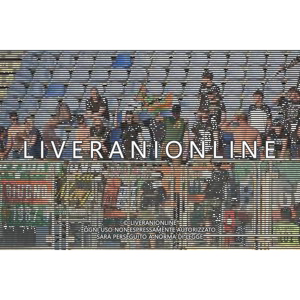 275-2023. Cagliari Calcio-Venezia F.C. Gara preliminare play off BKT 2022/2023, stadio Unipol Domus Cagliari. Foto Salvatore Moi/Aldo Liverani s.a.s. Nella foto: Tifosi del Venezia F.C. in trasferta, nel settore ospiti dello stadio Unipol Domus di Cagliari. ©MOI SALVATORE / AGENZIA ALDO LIVERANI SAS