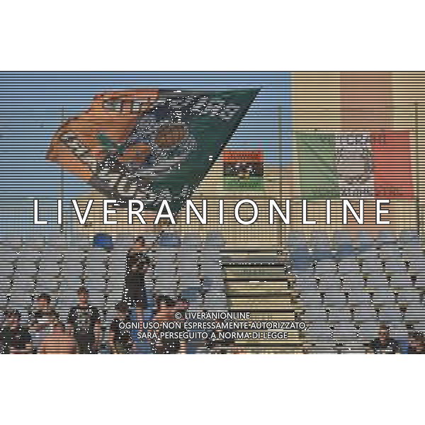 275-2023. Cagliari Calcio-Venezia F.C. Gara preliminare play off BKT 2022/2023, stadio Unipol Domus Cagliari. Foto Salvatore Moi/Aldo Liverani s.a.s. Nella foto: Tifosi del Venezia F.C. in trasferta, nel settore ospiti dello stadio Unipol Domus di Cagliari. ©MOI SALVATORE / AGENZIA ALDO LIVERANI SAS