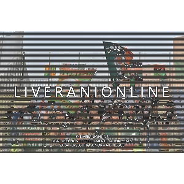 275-2023. Cagliari Calcio-Venezia F.C. Gara preliminare play off BKT 2022/2023, stadio Unipol Domus Cagliari. Foto Salvatore Moi/Aldo Liverani s.a.s. Nella foto: Tifosi del Venezia F.C. in trasferta, nel settore ospiti dello stadio Unipol Domus di Cagliari. ©MOI SALVATORE / AGENZIA ALDO LIVERANI SAS