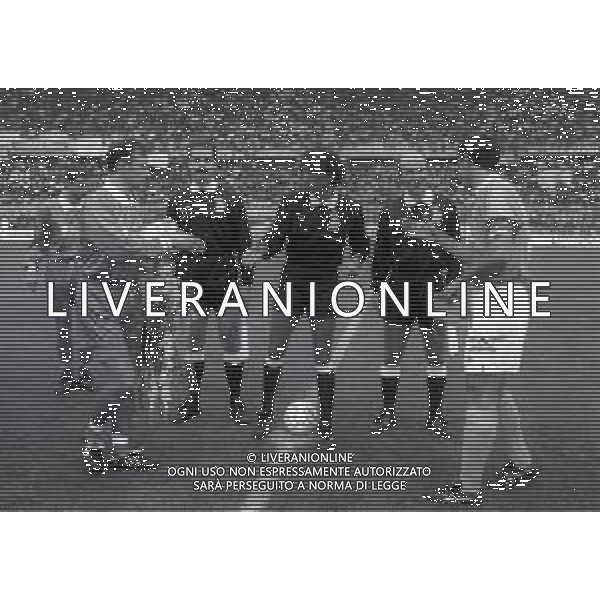 31-10-1993 PIACENZA CAMPIONATO DI CALCIO SERIE A PIACENZA-NAPOLI 1-1 NELLA FOTO I DUE CAPITANI CIRO FERRARA E SETTIMIO LUCCI SI SCAMBIANO I GAGLIARDETTI DAVANTI ALL\'ARBITRO GRAZIANO CESARI AG ALDO LIVERANI SAS