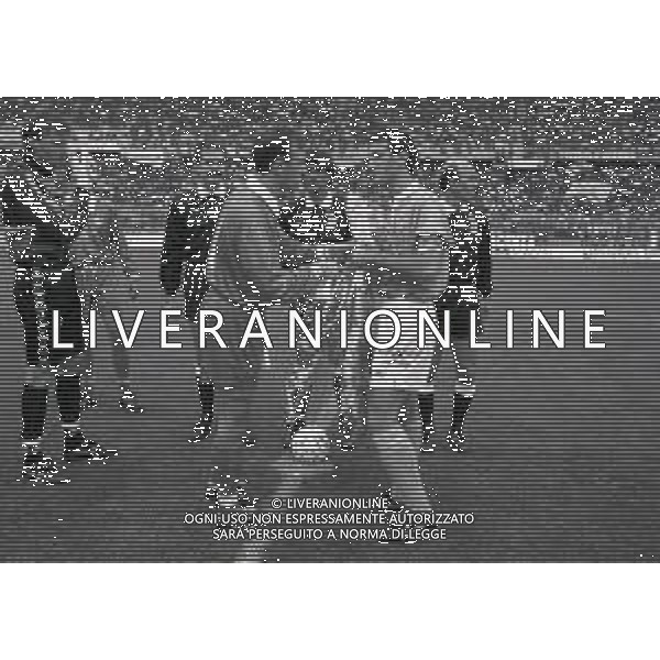 31-10-1993 PIACENZA CAMPIONATO DI CALCIO SERIE A PIACENZA-NAPOLI 1-1 NELLA FOTO I DUE CAPITANI CIRO FERRARA E SETTIMIO LUCCI SI SCAMBIANO I GAGLIARDETTI DAVANTI ALL\'ARBITRO GRAZIANO CESARI AG ALDO LIVERANI SAS