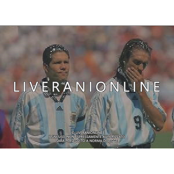 NEG-RETROSPETTIVA GABRIEL BATISTUTA CALCIATORE NELLA FOTO GABRIEL BATISTUTA CON LA MAGLIA DELLA NAZIONALE ARGENTINA IN OLANDA ARGENTINA MONDIALI 1998 E DIEGO SIMEONE AG ALDO LIVERANI SAS   