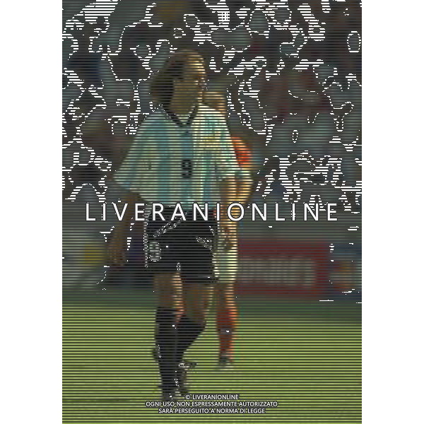 NEG-RETROSPETTIVA GABRIEL BATISTUTA CALCIATORE NELLA FOTO GABRIEL BATISTUTA CON LA MAGLIA DELLA NAZIONALE ARGENTINA IN OLANDA ARGENTINA MONDIALI 1998 AG ALDO LIVERANI SAS  