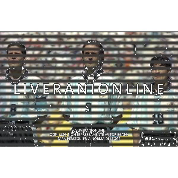 NEG-RETROSPETTIVA GABRIEL BATISTUTA CALCIATORE NELLA FOTO GABRIEL BATISTUTA CON LA MAGLIA DELLA NAZIONALE ARGENTINA IN OLANDA ARGENTINA MONDIALI 1998 CON DIEGO SIMEONE E ARIEL ORTEGA AG ALDO LIVERANI SAS 