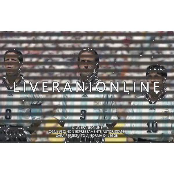 NEG-RETROSPETTIVA GABRIEL BATISTUTA CALCIATORE NELLA FOTO GABRIEL BATISTUTA CON LA MAGLIA DELLA NAZIONALE ARGENTINA IN OLANDA ARGENTINA MONDIALI 1998 CON DIEGO SIMEONE E ARIEL ORTEGA AG ALDO LIVERANI SAS   