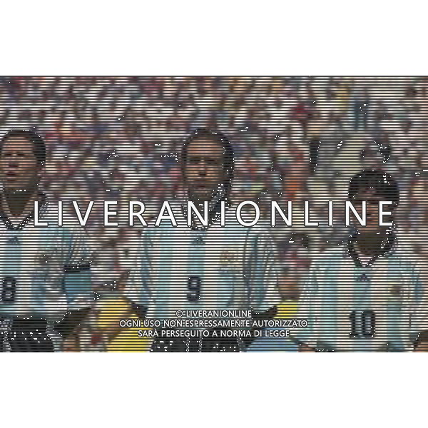 NEG-RETROSPETTIVA GABRIEL BATISTUTA CALCIATORE NELLA FOTO GABRIEL BATISTUTA CON LA MAGLIA DELLA NAZIONALE ARGENTINA IN OLANDA ARGENTINA MONDIALI 1998 CON DIEGO SIMEONE E ARIEL ORTEGA AG ALDO LIVERANI SAS  