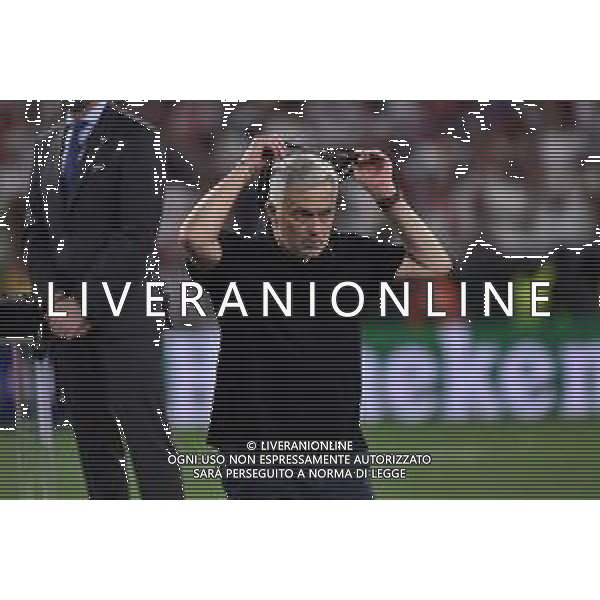 TVRG Jose\' Mourinho allenatore Roma si toglie la medaglia Siviglia vs Roma Budapest (HUN) 31-05-2023 Puskas Arena Finale UEFA Europa League foto Roberto Garavaglia/ag. Aldo Liverani sas / Agenzia Aldo Liverani Sas