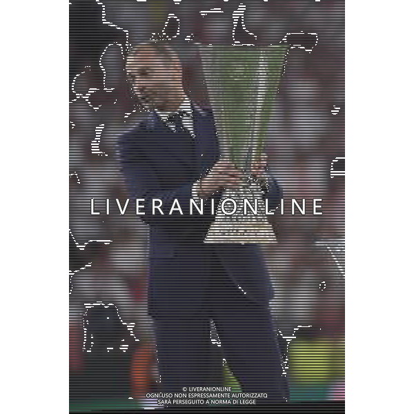 TVRG Aleksander Ceferin presidente UEFA con il trofeo della UEFA Europa League - premiazione - con la coppa Siviglia vs Roma Budapest (HUN) 31-05-2023 Puskas Arena Finale UEFA Europa League foto Roberto Garavaglia/ag. Aldo Liverani sas / Agenzia Aldo Liverani Sas