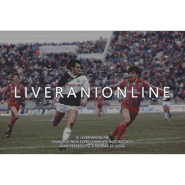 RETROSPETTIVA ANDREA CARNEVALE CALCIATORE NELLA FOTO CON LA MAGLIA DELL\'UDINESE CALCIO NELL\'ANNO 1985 AG ALDO LIVERANI SAS