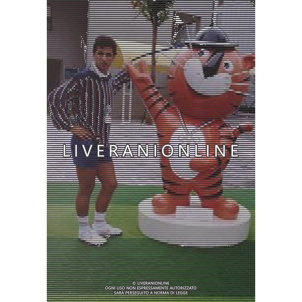 RETROSPETTIVA ANDREA CARNEVALE CALCIATORE NELLA FOTO ANDREA CARNEVALE CON LA MAGLIA DELLA NAZIONALE ITALIANA - Olimpiadi di Seul 1988 AG ALDO LIVERANI SAS