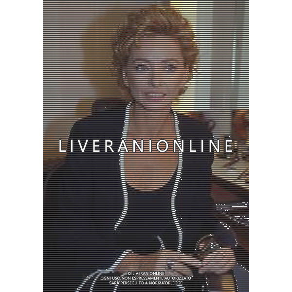 RETROSPETTIVA ENRICA BONACCORTI CONDUTTRICE TELEVISIVA NELLA FOTO CONDUTTRICE TELEVISIVA DI \'CUORI D\'ORO\' NELL\'ANNO 1995 AG ALDO LIVERANI SAS