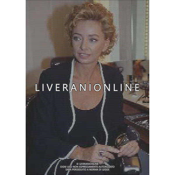 RETROSPETTIVA ENRICA BONACCORTI CONDUTTRICE TELEVISIVA NELLA FOTO CONDUTTRICE TELEVISIVA DI \'CUORI D\'ORO\' NELL\'ANNO 1995 AG ALDO LIVERANI SAS