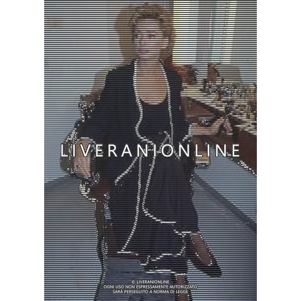 RETROSPETTIVA ENRICA BONACCORTI CONDUTTRICE TELEVISIVA NELLA FOTO CONDUTTRICE TELEVISIVA DI \'CUORI D\'ORO\' NELL\'ANNO 1995 AG ALDO LIVERANI SAS